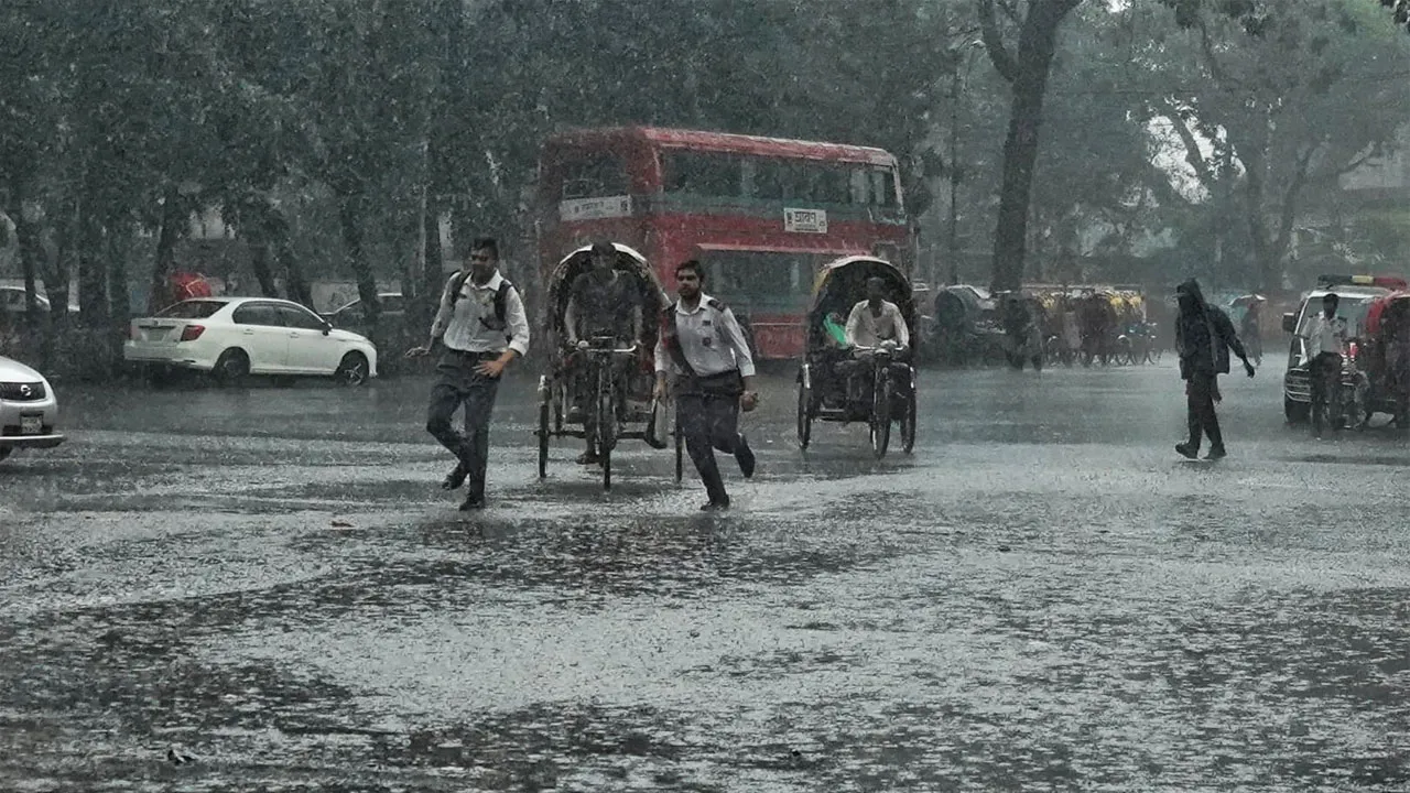 বৈশাখের উত্তাপের মধ্যে হঠাৎ বৃষ্টিতে নগরবাসীর স্বস্তি