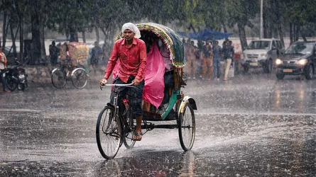 ঢাকায় ৮০ মিলিমিটার বৃষ্টি রেকর্ড, আজও ঝড়ের পূর্বাভাস