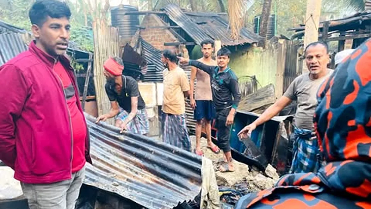 আনোয়ারাতে শর্ট সার্কিটে আগুন, পুড়ে গেছে বসতঘর