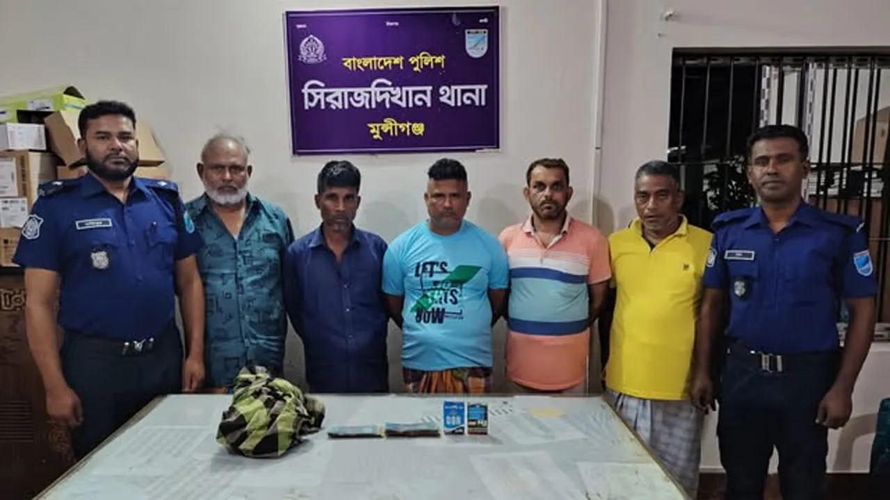 সিরাজদিখানে জুয়ার আসরে অভিযানে ৫ জুয়াড়ি গ্রেফতার