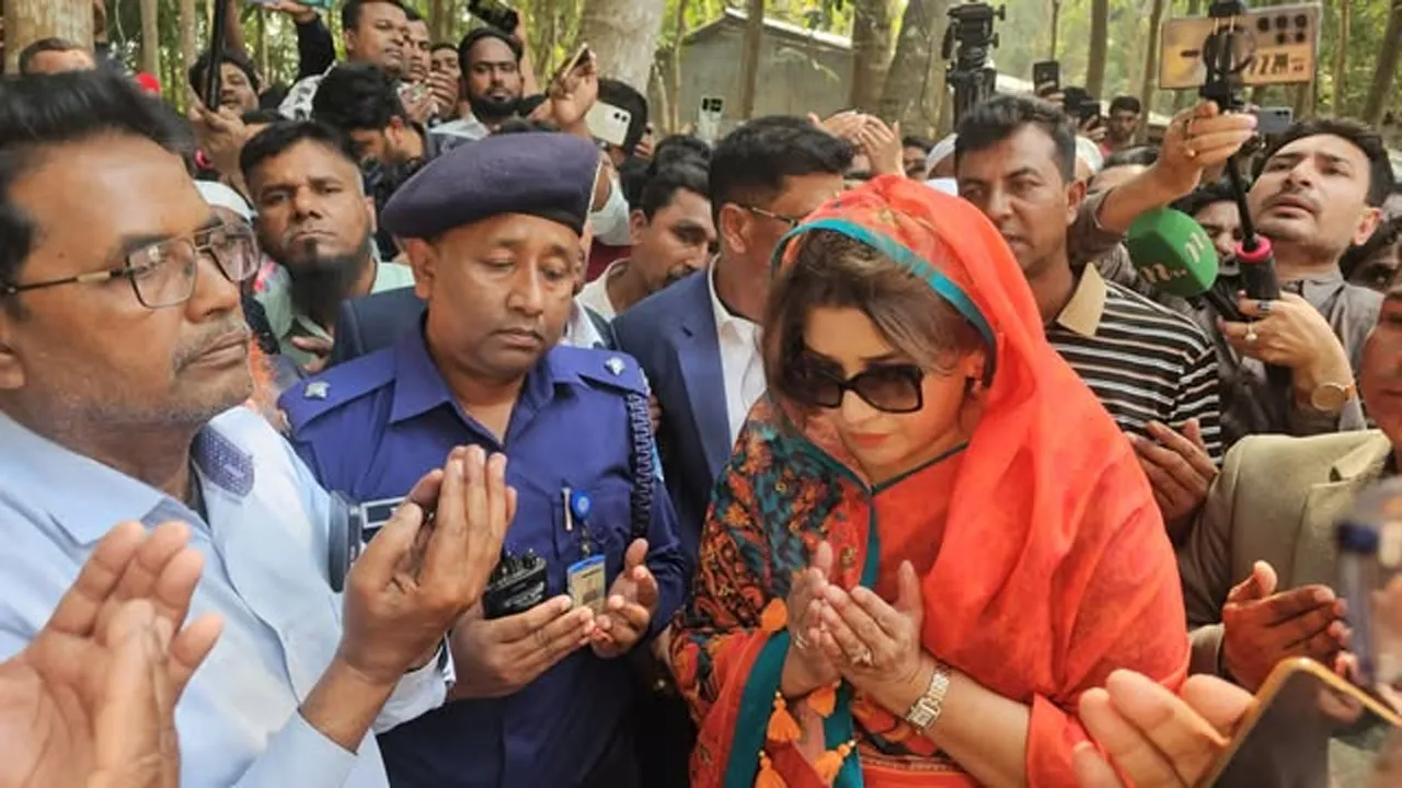 বাবার কবর জিয়ারত করলেন নবনিযুক্ত পররাষ্ট্র প্রতিমন্ত্রী শামা ওবায়েদ