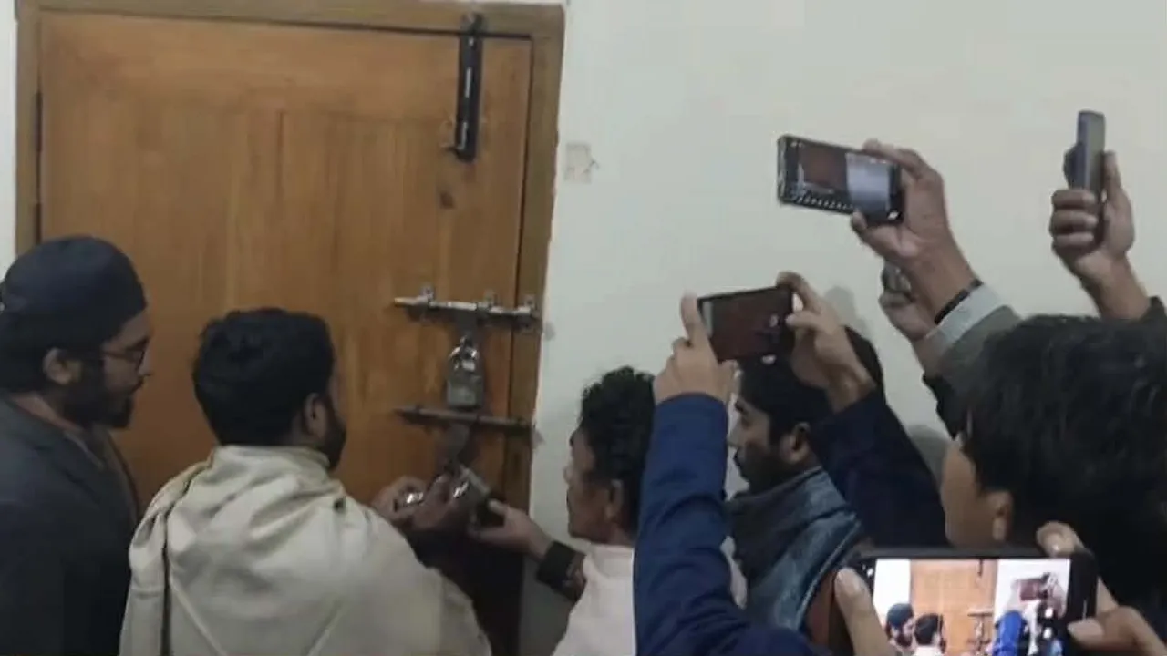 রাবির আওয়ামীপন্থী ডিনদের অফিসে তালা ঝুলিয়ে দিয়েছেন শিক্ষার্থীরা