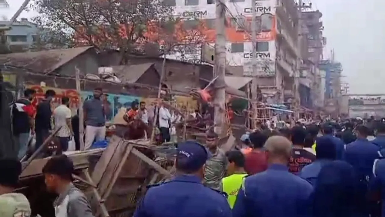 মহাসড়ক থেকে হকার উচ্ছেদ, সাভারবাসীর স্বস্তি
