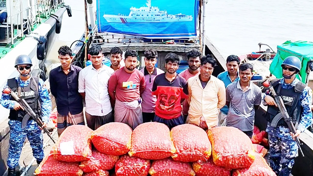 বঙ্গপোসাগরে বিপুল পরিমাণ আলু ও ডিজেলসহ ১০ পাচারকারী আটক