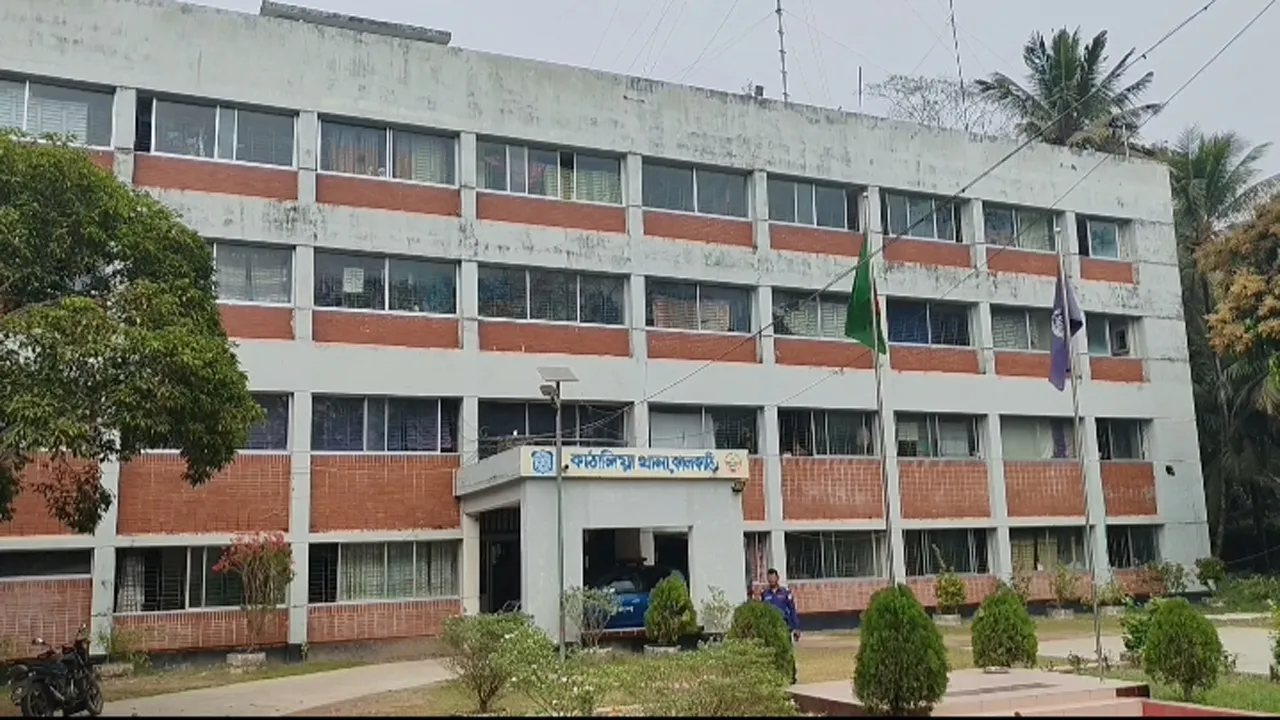 কাঠালিয়ায় ইয়াবা কারবারির কামড়ে পুলিশের এসআই আহত