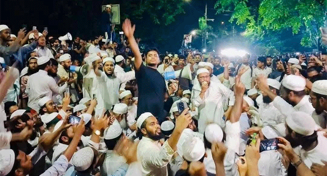 যমুনার সামনে অবস্থান