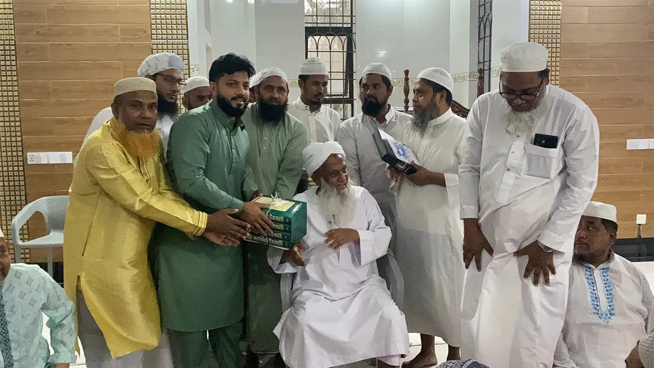 মধুপুরে পীরের সাথে ইফতারে অংশ নিলেন মুক্তিযুদ্ধ বিষয়ক প্রতিমন্ত্রী