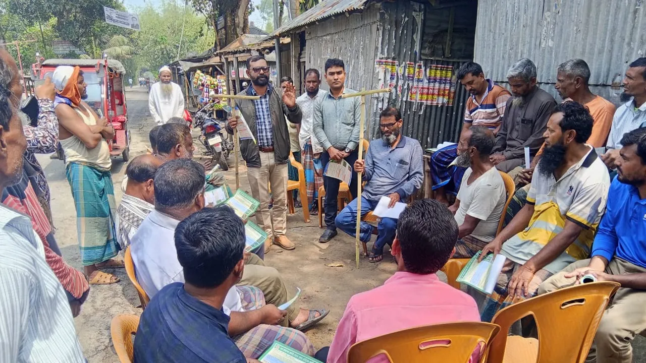 সাদুল্লাপুরে কারেন্ট পোকা দমন পরামর্শে কৃষি কর্মকর্তারা মাঠে