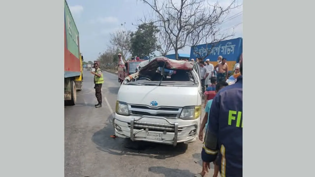 চান্দিনায় বাসের ধাক্কায় দুমড়েমুচড়ে গেছে মাইক্রোবাস