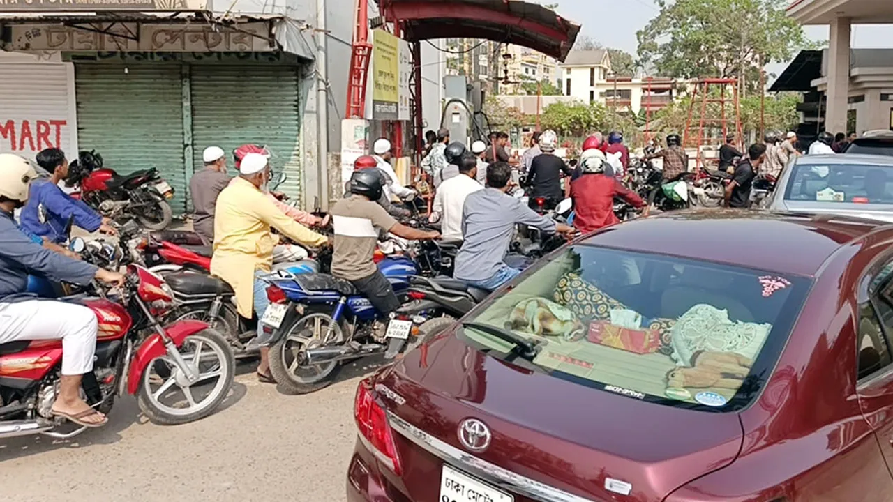 সিলেটে ফুয়েল সঙ্কট আতঙ্কে পাম্পে দীর্ঘ লাইন