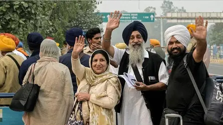 মে মাসের সঙ্ঘাতের পর প্রথম সীমান্ত অতিক্রম করে পাকিস্তানে গেলেন ভারতীয় শিখ তীর্থযাত্রীরা