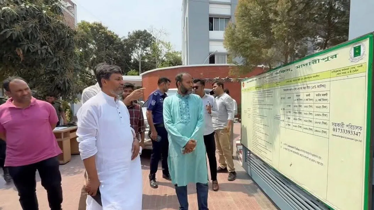 হঠাৎ পাসপোর্ট অফিস পরিদর্শনে এমপি জাহান্দার আলী মিয়া