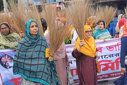 নাটোরে বিএনপি নেতা দুলু ও তার স্ত্রীকে নিয়ে কটূক্তির প্রতিবাদে ঝাড়ু মিছিল