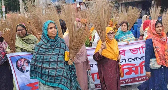 নাটোরে বিএনপি নেতা দুলু ও তার স্ত্রীকে নিয়ে কটূক্তির প্রতিবাদে ঝাড়ু মিছিল