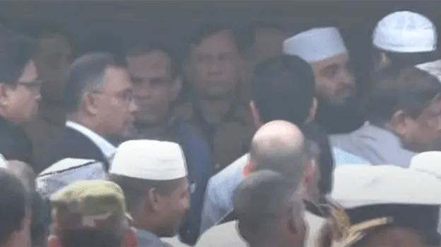 বেগম খালেদা জিয়ার কফিন কাঁধে নিলেন মামুনুল হক ও আজহারী