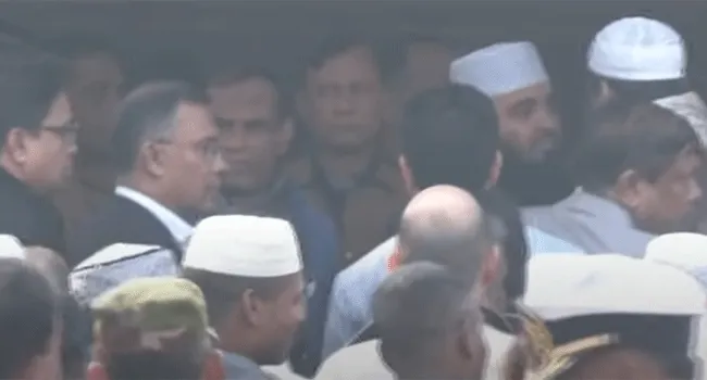 বেগম খালেদা জিয়ার কফিন কাঁধে নিলেন মামুনুল হক ও আজহারী