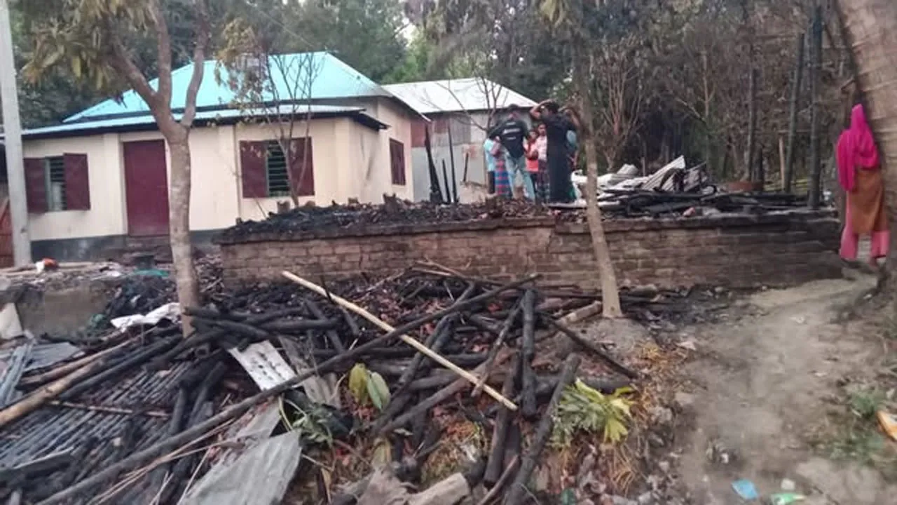 সালথায় আগুনে পুড়ে গেছে ৩ কৃষকের বসতবাড়ি