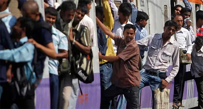 ভারতে চলন্ত ট্রেন থেকে পড়ে ৪ যাত্রীর মৃত্যু