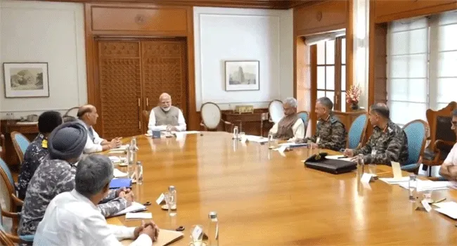 তিন বাহিনী প্রধানের সাথে জরুরি বৈঠক মোদির