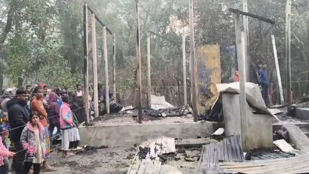 লক্ষ্মীপুরে তালা লাগিয়ে পেট্রোল ঢেলে ঘরে আগুন, শিশু নিহত