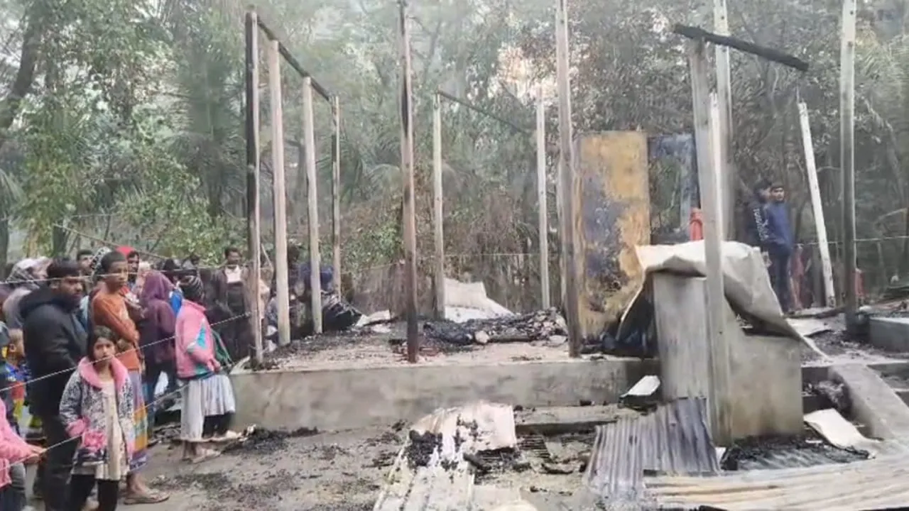 লক্ষ্মীপুরে তালা লাগিয়ে পেট্রোল ঢেলে ঘরে আগুন, শিশু নিহত