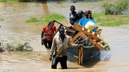 কেনিয়ায় বন্যায় হাজারো মানুষ বাস্তুচ্যুত