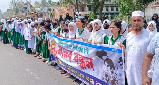 নোয়াখালীতে সিএনজিতে শিক্ষিকাকে হেনস্তা, প্রতিবাদে সড়ক অবরোধ