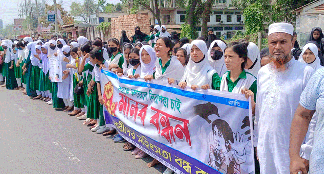 নোয়াখালীতে সিএনজিতে শিক্ষিকাকে হেনস্তা, প্রতিবাদে সড়ক অবরোধ