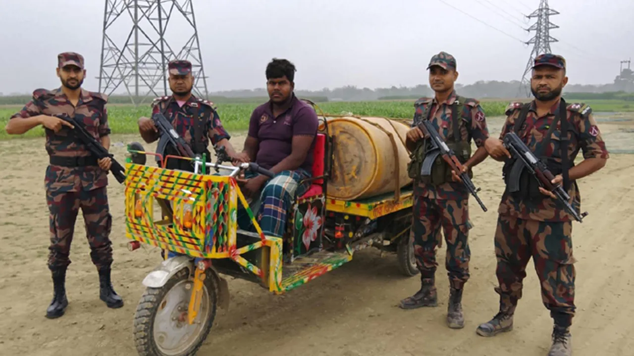 জ্বালানি তেলের অবৈধ পাচার রোধে কুষ্টিয়ার দৌলতপুর সীমান্তে বিজিবির টহল