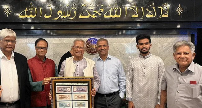 প্রধান উপদেষ্টার কাছে নতুন ডিজাইনের ৬ নোট হস্তান্তর