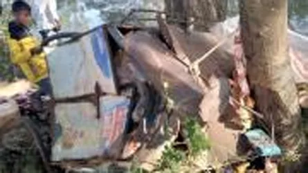 মিরসরাইয়ে ভ্যানকে গাড়ির ধাক্কা, নিহত ১