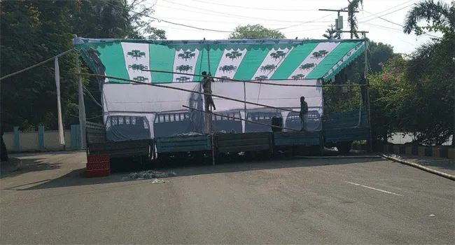 আ’লীগ নিষিদ্ধের দাবিতে সমাবেশ, চলছে মঞ্চ নির্মাণের কাজ