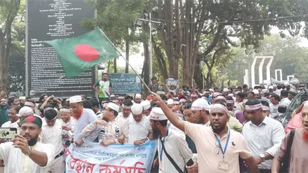 শহীদ মিনারে ‘আমরণ অনশনের’ ঘোষণা শিক্ষকদের