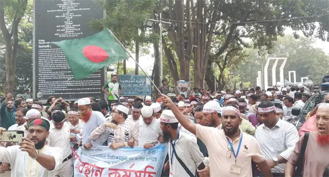 শহীদ মিনারে ‘আমরণ অনশনের’ ঘোষণা শিক্ষকদের
