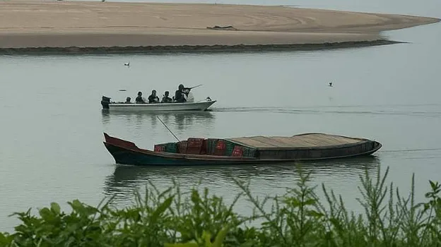 ১০ কোটি টাকার বৈধ বালু মহাল ঘিরে প্রকাশ্যে স্পিডবোটে অস্ত্রের মহড়া
