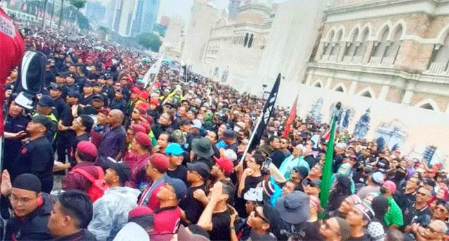 প্রধানমন্ত্রীর পদত্যাগের দাবিতে উত্তাল মালয়েশিয়া