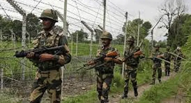 ভারত ও পাকিস্তানের মধ্যে টানা তৃতীয় রাতে গুলি বিনিময়