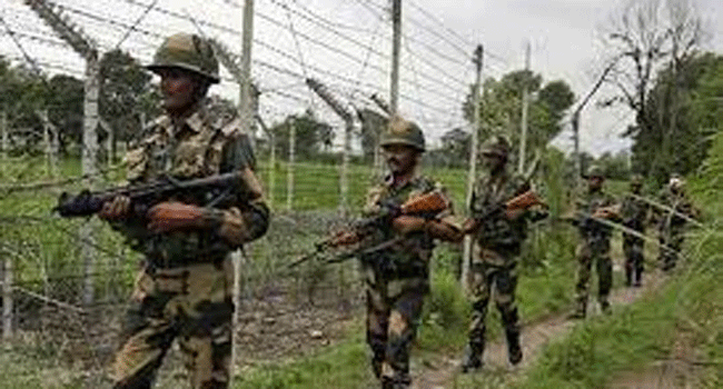 ভারত ও পাকিস্তানের মধ্যে টানা তৃতীয় রাতে গুলি বিনিময়