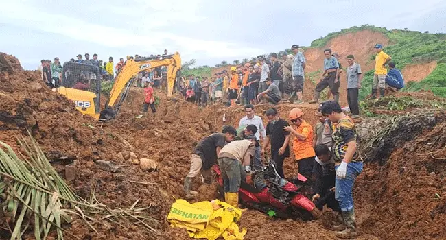 ইন্দোনেশিয়ায় বন্যায় মৃতের সংখ্যা বেড়ে ৫৯৩