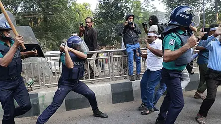 শাহবাগে প্রাথমিক শিক্ষকদের ওপর পুলিশের লাঠিচার্জ, আহত অনেকে