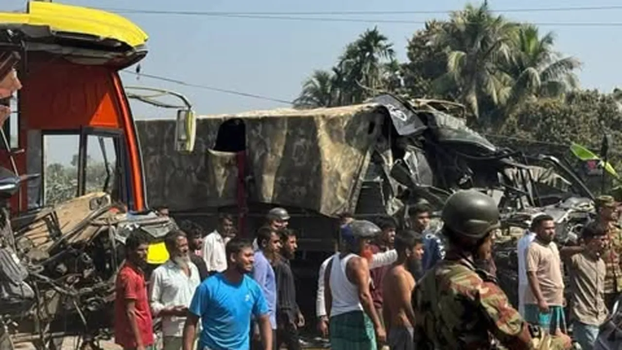 ময়মনসিংহে সেনাট্রাক ও বাসের মুখোমুখি সংঘর্ষে নিহত ২