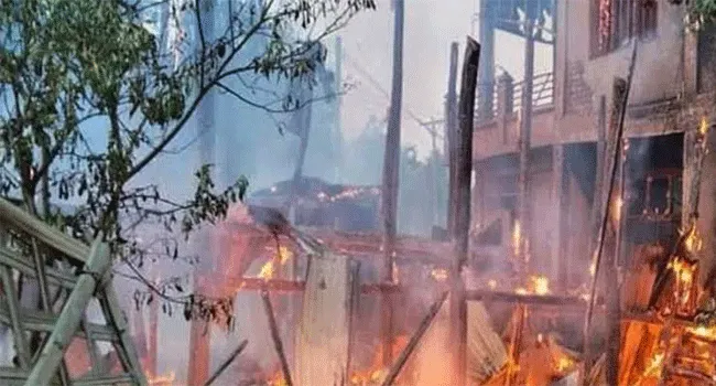 জান্তা ও বিদ্রোহী গোষ্ঠীর সংঘর্ষে বাস্তুচ্যুত লক্ষাধিক রোহিঙ্গা