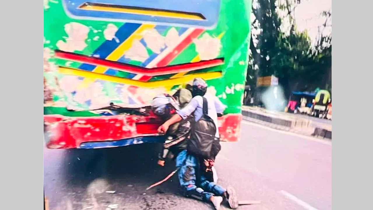 গজারিয়ায় বাসের চাপায় ২ মোটরসাইকেলআরোহী নিহত