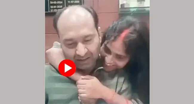 ভারতে রাষ্ট্রায়ত্ত ব্যাংকে তরুণীর করা রিল ভাইরাল