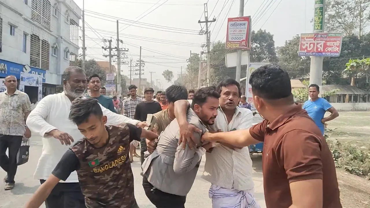 অনুদানের টাকা আত্মসাৎ অভিযোগে কথিত সাংবাদিককে গণধোলাই, পুলিশে সোপর্দ