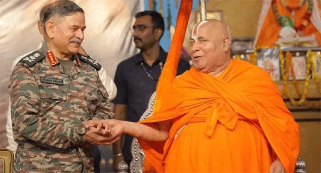 ধর্মীয় গুরুর কাছে আশীর্বাদ চাইলেন ভারতীয় সেনাপ্রধান উপেন্দ্র