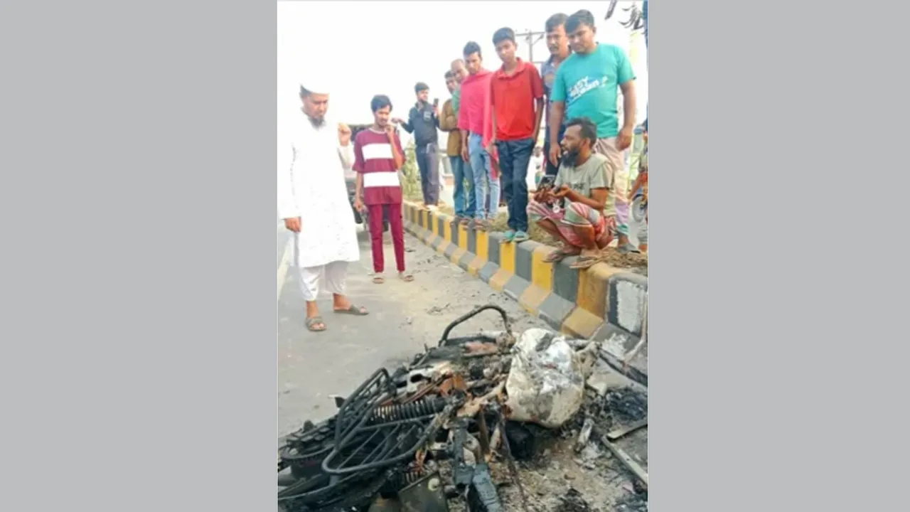 ঢাকা-নারায়ণগঞ্জ লিংক রোডে গনপিটুনিতে ছিনতাইকারী নিহত, মোটরসাইকেলে আগুন