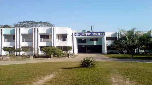 গৌরনদী পৌরসভায় ঢুকে কর্মচারির  ওপর বিএনপি নেতার হামলা