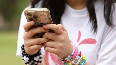 ১৬ বছরের নিচে সামাজিক মাধ্যম ব্যবহার নিষিদ্ধ করা প্রথম দেশ অস্ট্রেলিয়া