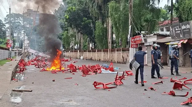 পুলিশ সুপারের কার্যালয়ে অবরুদ্ধ এনসিপি নেতারা